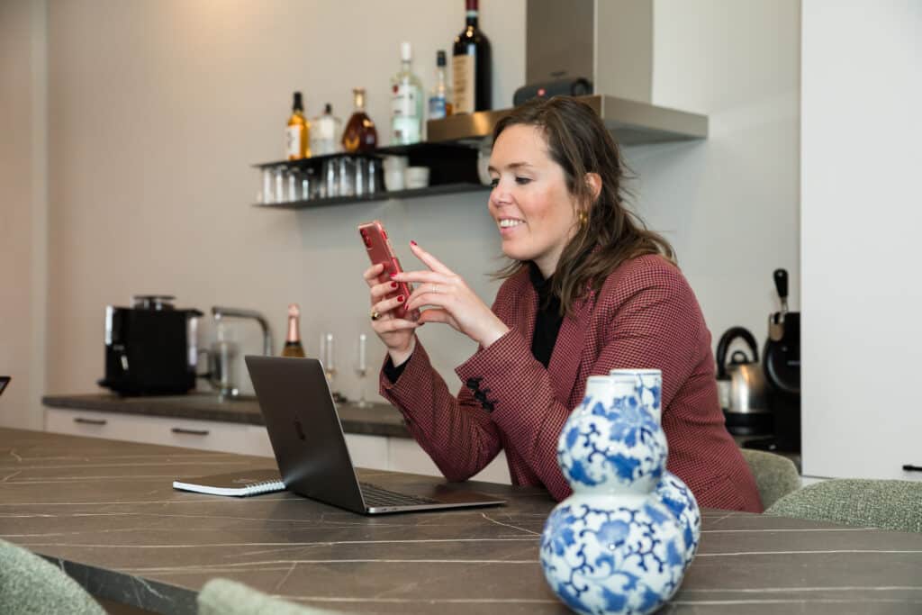 Lindy Hendriks aan balie op kantoor onderzoek naar hypotheekrente