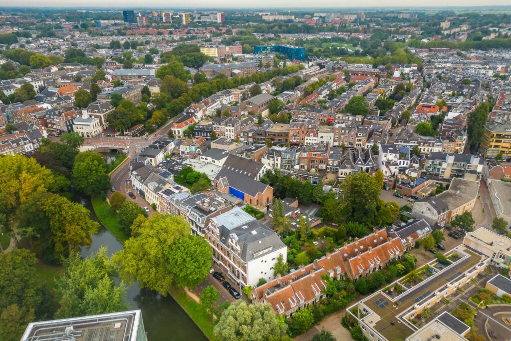 Huizen in Utrecht van bovenaf, prognose huizenmarkt 2024